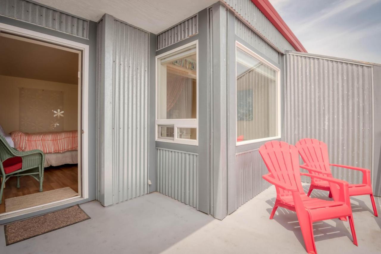 Surfer Dude - Anchor Pier Apartment Newport