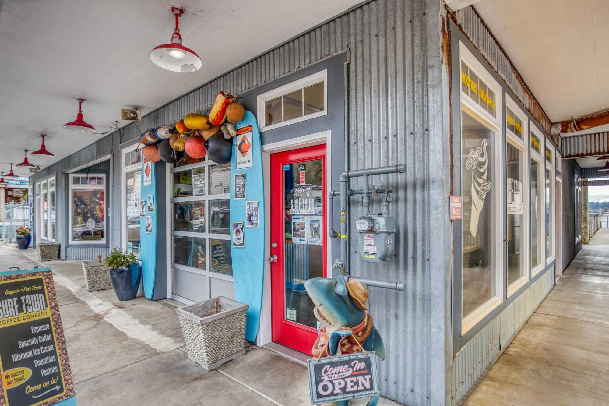 Surfer Dude - Anchor Pier Apartment *